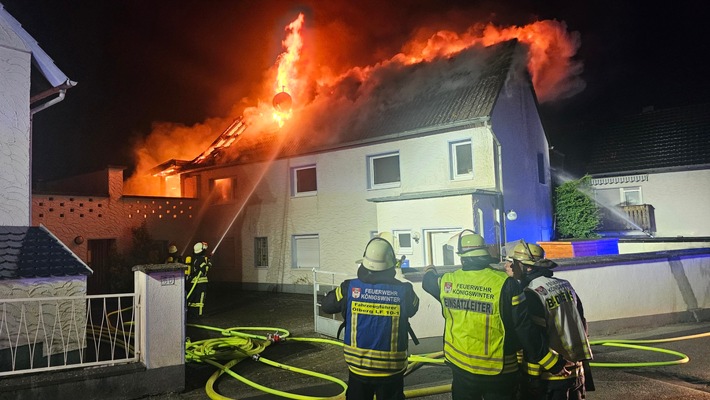 FW Königswinter: Dachstuhlbrand in Königswinter Heisterbacherrott Feuerwehr kann Brandausbreitung in enger Bebauung verhindern