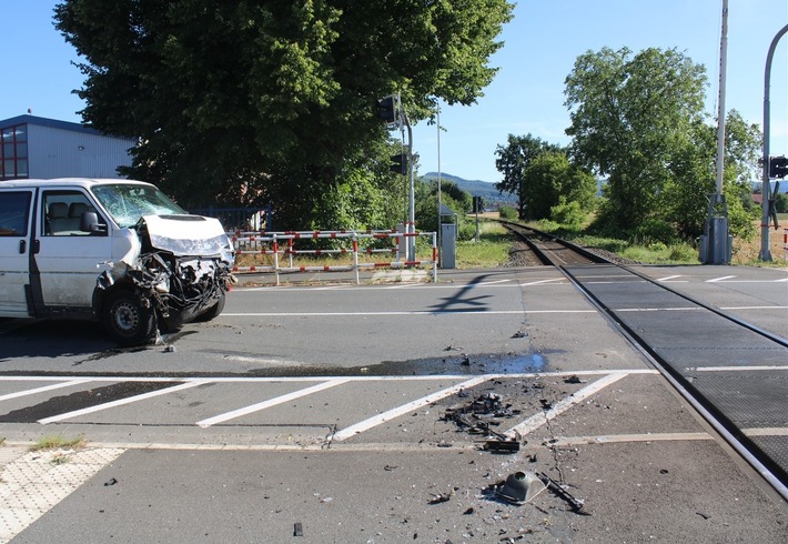 POL-MI: PKW kollidiert mit Eurobahn - eine Person leicht verletzt