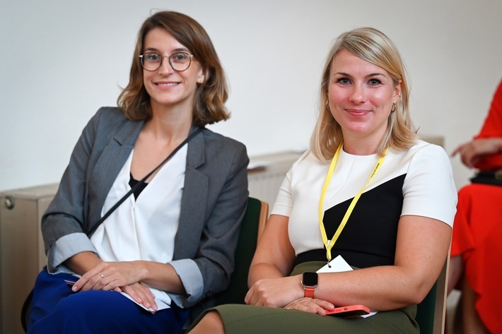 Einheitsbotschafter für Sachsen beim vergangenen Tag der Deutschen Einheit 2021 in Halle (S.) // (c) Staatskanzlei / Thomas Meinicke / "Es kommt darauf an, auch die Geschichten kennenzulernen aus Ost und West" - Einheitsbotschafterinnen aus Sachsen über den Tag der Deutschen Einheit / Weiterer Text über ots und www.presseportal.de/nr/157804 / Die Verwendung dieses Bildes ist für redaktionelle Zwecke unter Beachtung ggf. genannter Nutzungsbedingungen honorarfrei. Veröffentlichung bitte mit Bildrechte-Hinweis.