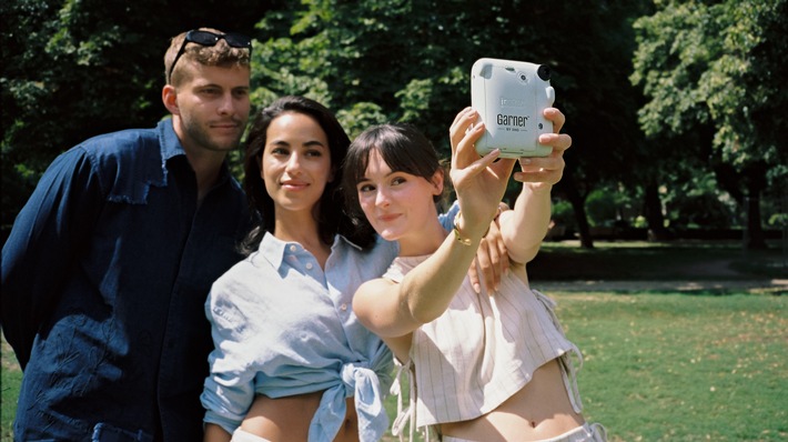 Trip down memory lane: Garner by IHG feiert analoge Reiseerinnerungen / Lea van Acken, Gizem Emre und Ben Felipe laden dazu ein, die Momente wiederzuentdecken, die jede Reise prägen