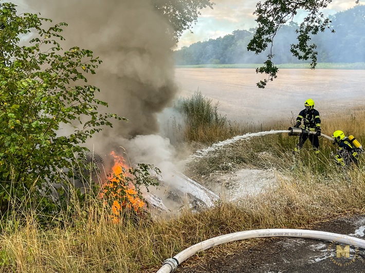 FW Flotwedel: PKW geht nach Verkehrsunfall in Flammen