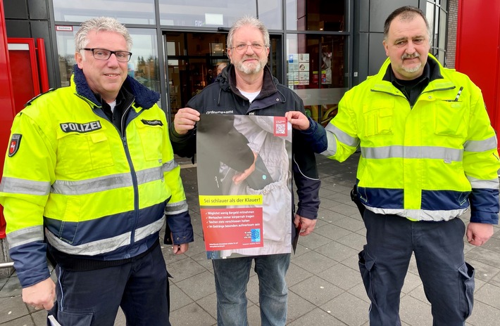 POL-WHV: "Schlauer gegen Klauer": Kampagne von Polizei und Ordnungsamt Aktion soll für das Risiko eines Taschendiebstahls sensibilisieren