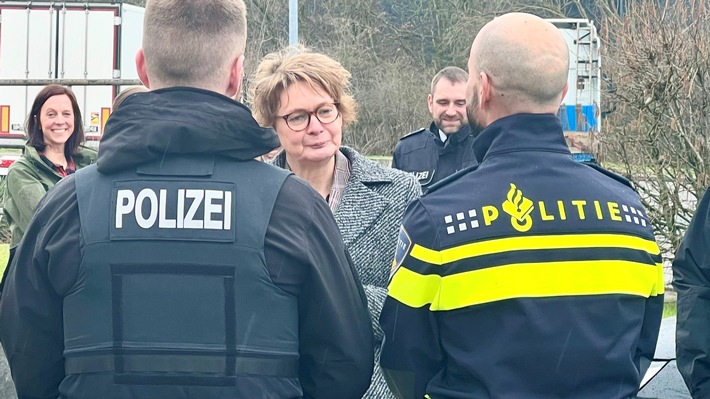 POL-OS: Deutsch-niederländische Zusammenarbeit: Behrens besucht Grenzüberschreitendes Polizeiteam
