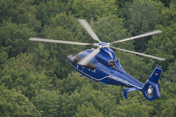 BPOLI-KN: Engen/ Hattingen: Landes- und Bundespolizei gelingt Festnahme eines flüchtigen Einbrechers - auch Hubschrauber im Einsatz