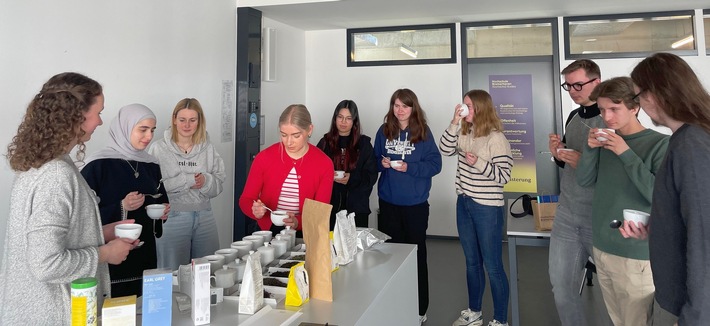 Bremerhavener Food-Science-Studierende schulen ihre Sensorik und lernen in Praxisprojekt viel über Teeherstellung