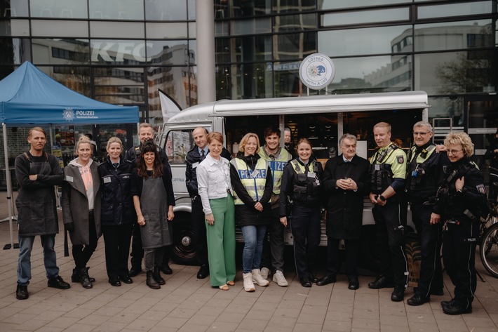 POL-MS: 500 Heißgetränke und 1.000 Gespräche-Innenminister Herbert Reul besucht "Coffee with a cop" am Münsteraner Bahnhof