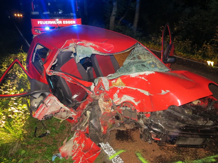 FW-E: Verkehrsunfall, Kleinwagen prallt gegen Baum, eine schwerverletzte Person