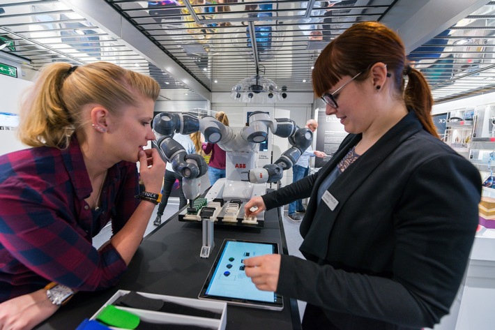 Forschung zum Anfassen in Bonn (05.-06.03.): Jugendliche erkunden mobile Hightech-Ausstellung