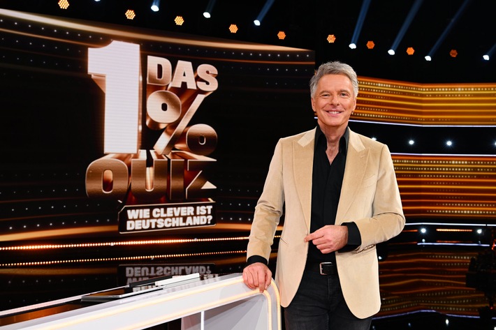 Schlau. Schlauer. Am schlausten. Jörg Pilawa testet am Mittwoch in der neuen SAT.1-Show &quot;Das 1% Quiz - Wie clever ist Deutschland?&quot; 100 Kandidat:innen