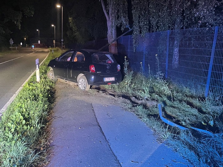 POL-BI: Totalschaden: Verkehrsinsel übersehen