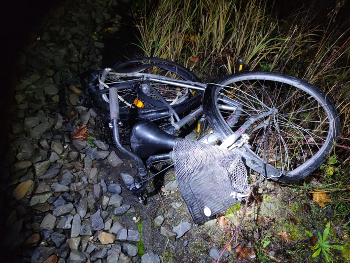 BPOL NRW: Zug kollidiert mit hinterlassenem Fahrrad - Bundespolizei sucht nach Zeugen