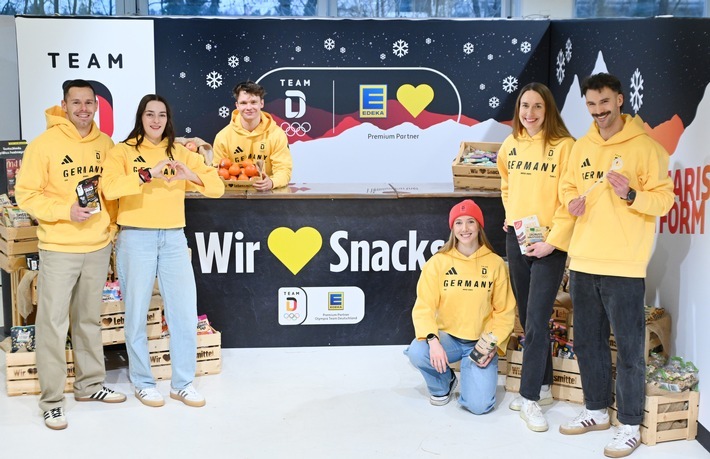Bei der Team D-Einkleidung sorgte der EDEKA-Verbund für ausgewogene Verpflegung. Hier im Bild die Skeletonfahrer:innen (v.l.n.r): Christopher Grotheer, Hannah Neise, Felix Keisinger, Susanne Kreher, Jacqueline Pfeifer, Axel Jungk / Weiterer Text über ots und www.presseportal.de/nr/51907 / Die Verwendung dieses Bildes für redaktionelle Zwecke ist unter Beachtung aller mitgeteilten Nutzungsbedingungen zulässig und dann auch honorarfrei. Veröffentlichung ausschließlich mit Bildrechte-Hinweis.