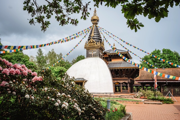 Der Nepal-Himalaya-Park in Wiesent ist einzigartig im Bayerischen Wald. Er präsentiert eine botanische Vielfalt auf höchstem Niveau. Im Kontrast zur weitläufigen Waldlandschaft entfaltet sich hoch über der Donau auf den ersten Anhöhen des Bayerischen Waldes eine faszinierende Gartenlandschaft mit Tausenden Pflanzenarten. Der kunstvoll gestaltete Holzpavillon, Brücken und Skulpturen schaffen dabei eine Atmosphäre der Schönheit und des kulturellen Austausches, die Besucherinnen und Besucher in den Bann ziehen. / Weiterer Text über ots und www.presseportal.de/nr/133494 / Die Verwendung dieses Bildes für redaktionelle Zwecke ist unter Beachtung aller mitgeteilten Nutzungsbedingungen zulässig und dann auch honorarfrei. Veröffentlichung ausschließlich mit Bildrechte-Hinweis.