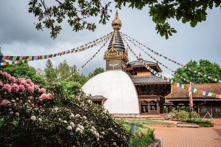Der Nepal-Himalaya-Park in Wiesent ist einzigartig im Bayerischen Wald. Er präsentiert eine botanische Vielfalt auf höchstem Niveau. Im Kontrast zur weitläufigen Waldlandschaft entfaltet sich hoch über der Donau auf den ersten Anhöhen des Bayerischen Waldes eine faszinierende Gartenlandschaft mit Tausenden Pflanzenarten. Der kunstvoll gestaltete Holzpavillon, Brücken und Skulpturen schaffen dabei eine Atmosphäre der Schönheit und des kulturellen Austausches, die Besucherinnen und Besucher in den Bann ziehen. / Weiterer Text über ots und www.presseportal.de/nr/133494 / Die Verwendung dieses Bildes für redaktionelle Zwecke ist unter Beachtung aller mitgeteilten Nutzungsbedingungen zulässig und dann auch honorarfrei. Veröffentlichung ausschließlich mit Bildrechte-Hinweis.
