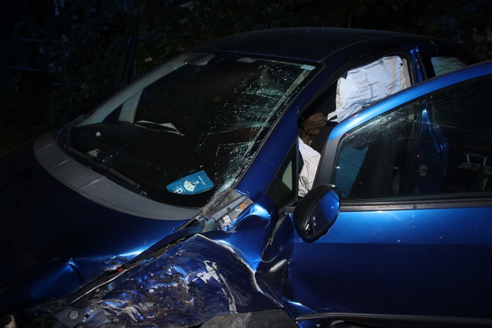 POL-HA: Auto kippt nach Zusammenstoß mit Baum auf die Seite