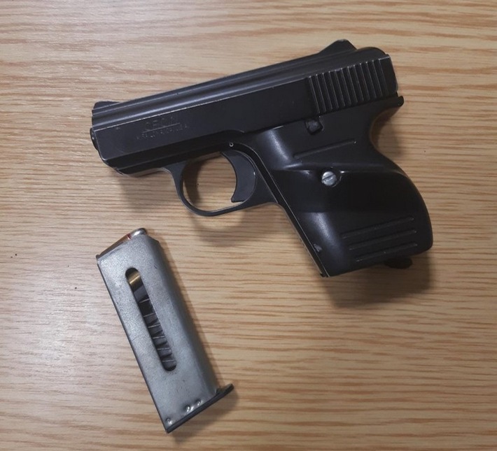 BPOL NRW: Geladene Waffe in der Jackentasche - Bundespolizei ermittelt