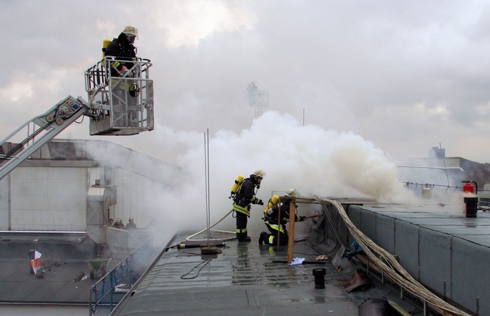 FW-E: Feuer auf dem Dach des OPZ 1 im Klinikum Essen