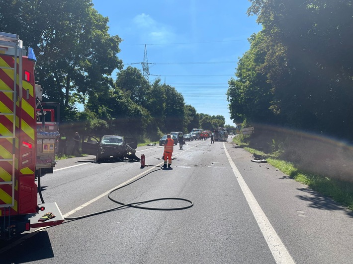 FW Bergheim: Schwerer Verkehrsunfall auf der B477 Höhe Bergheim-Paffendorf - Ein Toter