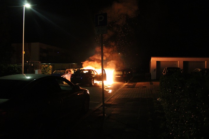 POL-DN: Fünf Fahrzeuge durch Feuer beschädigt