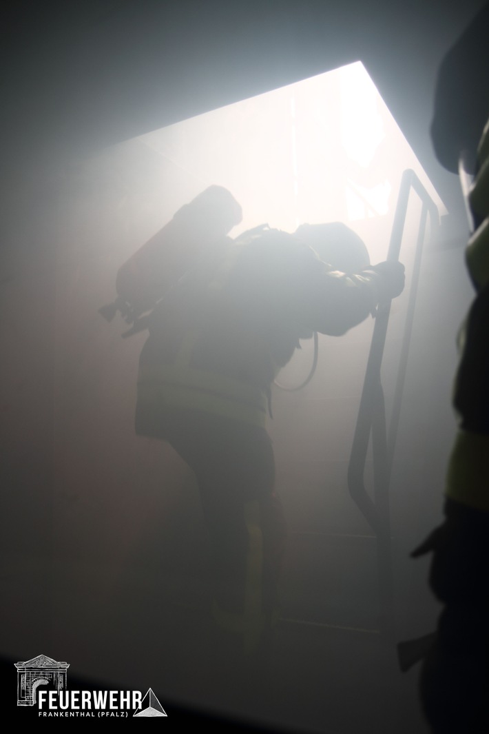 FW Frankenthal: Garagenvollbrand - Übergreifen auf Wohngebäude weitestgehend verhindert