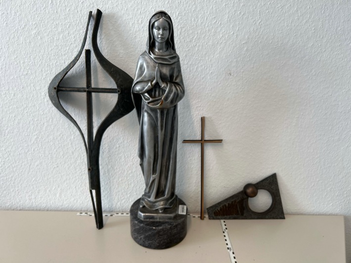 POL-HAM: Eigentümer gesucht: Zu welchen Gräber gehört dieser Grabschmuck?