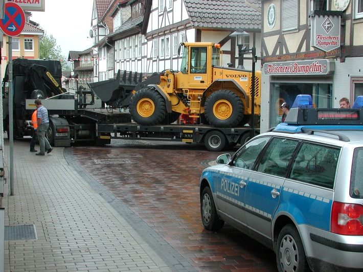 POL-HOL: Lastzug war zu groß für die Innenstadt in Stadtoldendorf: Lasterfahrer richtet mehrmals hintereinander Schaden an und flüchtet hartnäckig