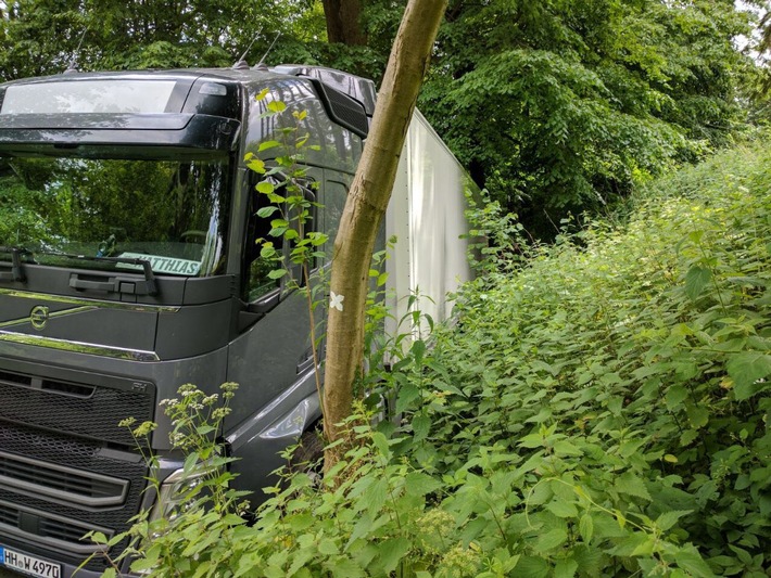 POL-FL: Flensburg - LKW-Fahrer von Navi falsch geleitet  - Lastzug fährt "in die Botanik"