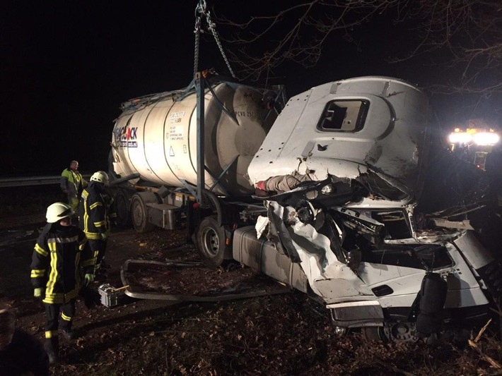 POL-PPRP: Alleinunfall eines Sattelzuges auf der B9