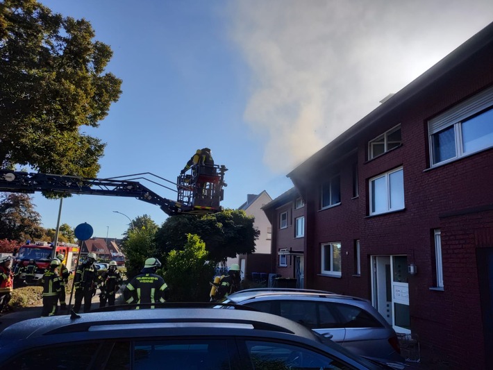 FW-WRN: FEUER_3 - LZ1 - LZ3 - MFH / Rauch / Feuer / Meldende noch im Haus