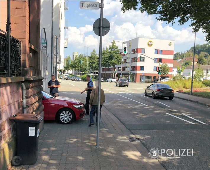 POL-PPWP: Radfahrer auf Gehweg von Auto erfasst