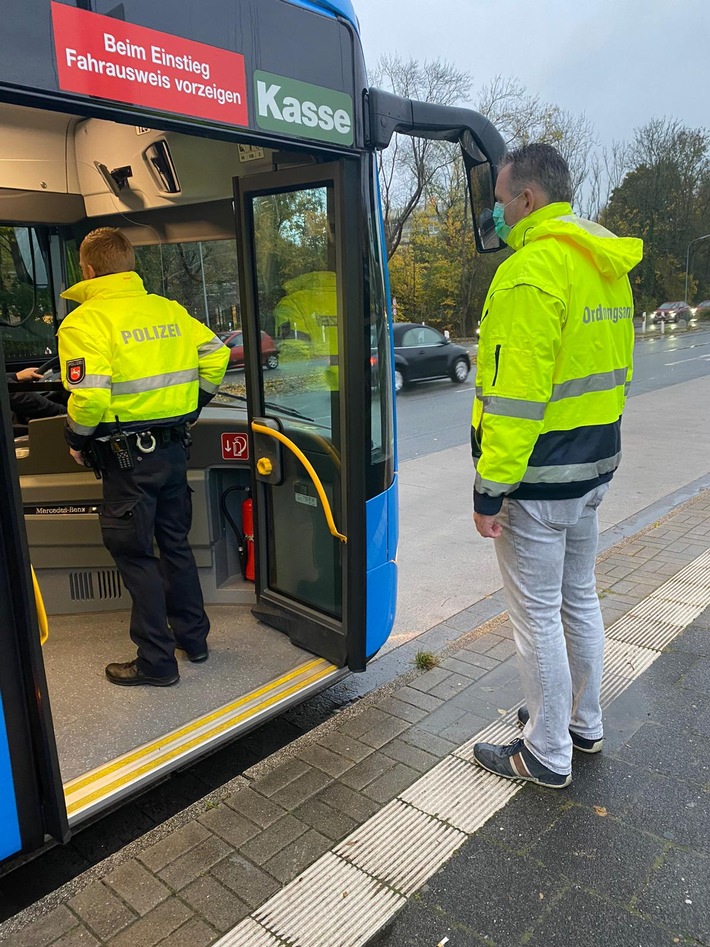 POL-WHV: Polizei und Stadt kontrollieren die Einhaltung der Maskenpflicht in öffentlichen Verkehrsmitteln und Haltestellen im Wilhelmshavener Stadtgebiet (mit Bild)