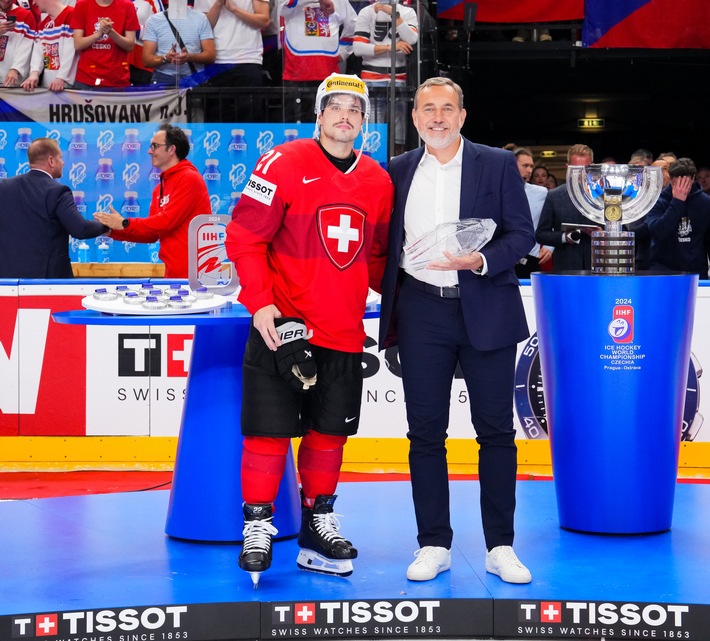 IIHF Eishockey-Weltmeisterschaft 2024: MVP-Trophäe made by Škoda Design geht an Kevin Fiala