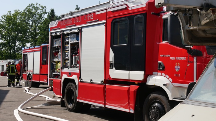 FW Celle: Feuer auf Entsorgungsbetrieb in Altencelle - 1. Lagemeldung 18:00 Uhr!