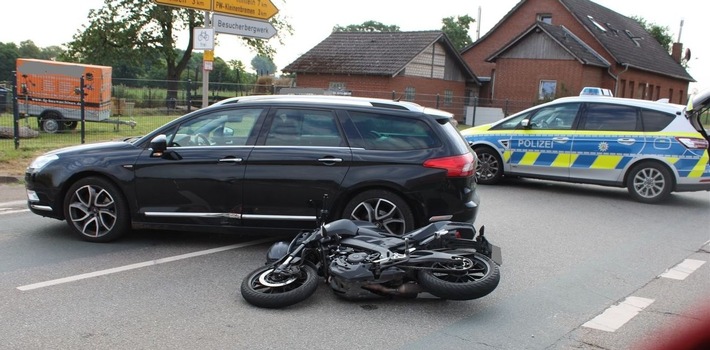 POL-MI: Auto erfasst beim Abbiegen Motorrad