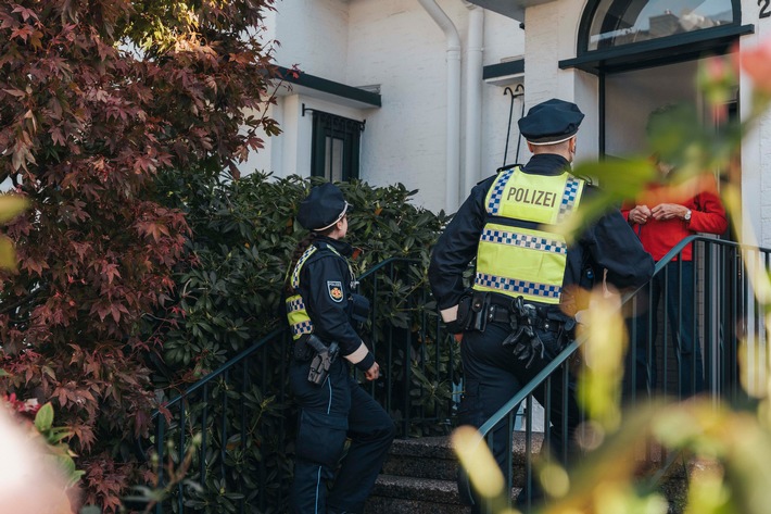 POL-Bremerhaven: Erfolgreiche Aktion "Gemeinsam Wachsam" 2024: Polizisten informieren in 850 Haushalten über Schutz vor Einbruchdiebstahl - Info-Stand am kommenden Samstag