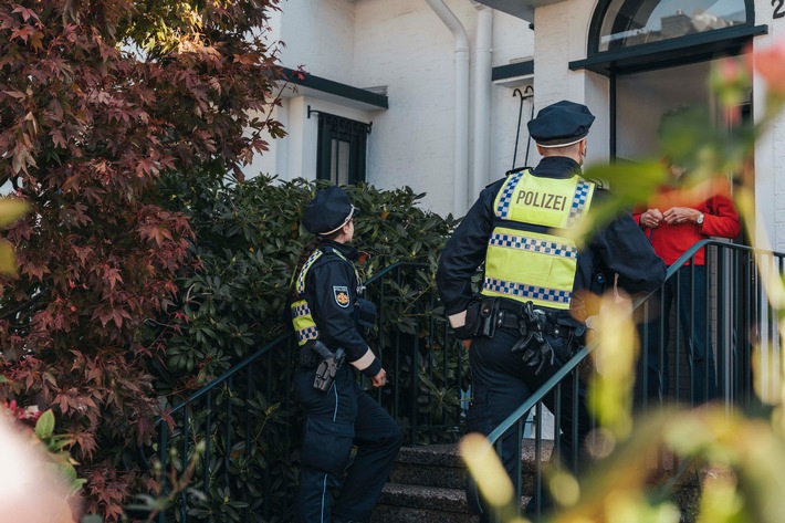 POL-Bremerhaven: Erfolgreiche Aktion &quot;Gemeinsam Wachsam&quot; 2024: Polizisten informieren in 850 Haushalten über Schutz vor Einbruchdiebstahl - Info-Stand am kommenden Samstag