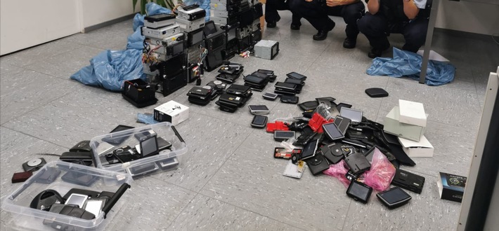 POL-E: Essen: Hinweise auf gewerblichen Betrug mit Elektronikartikeln - Polizei stellt über 220 Geräte sicher - Ergänzendes Foto