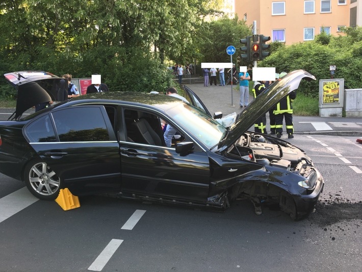 POL-PPMZ: Verkehrsunfall - Vorderachse verloren