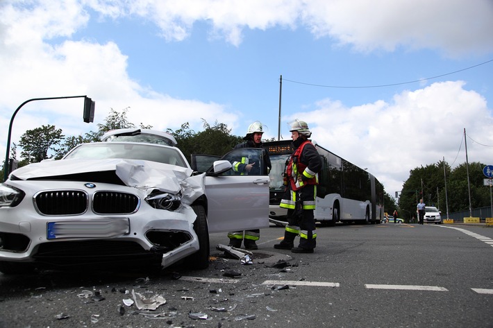 FW-E: Verkehrsunfall zwischen Linienbus und Pkw, zwei Personen verletzt