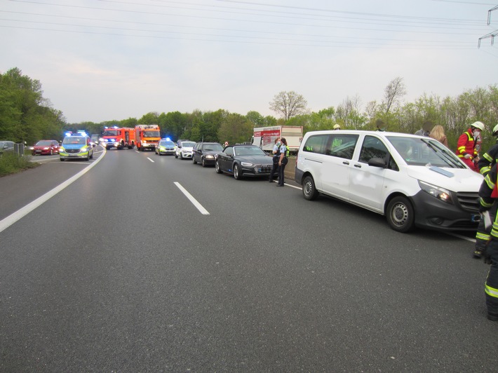 FW-MH: Internistischer Notfall auf der A40 verursacht Vollsperrung.