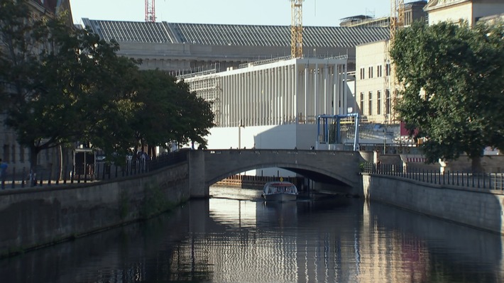 ZDF zeigt neue Folge der Langzeitdokumentation "Jahrhundertprojekt Museumsinsel" über Stararchitekt David Chipperfield und das zukünftige Eingangsgebäude (FOTO)