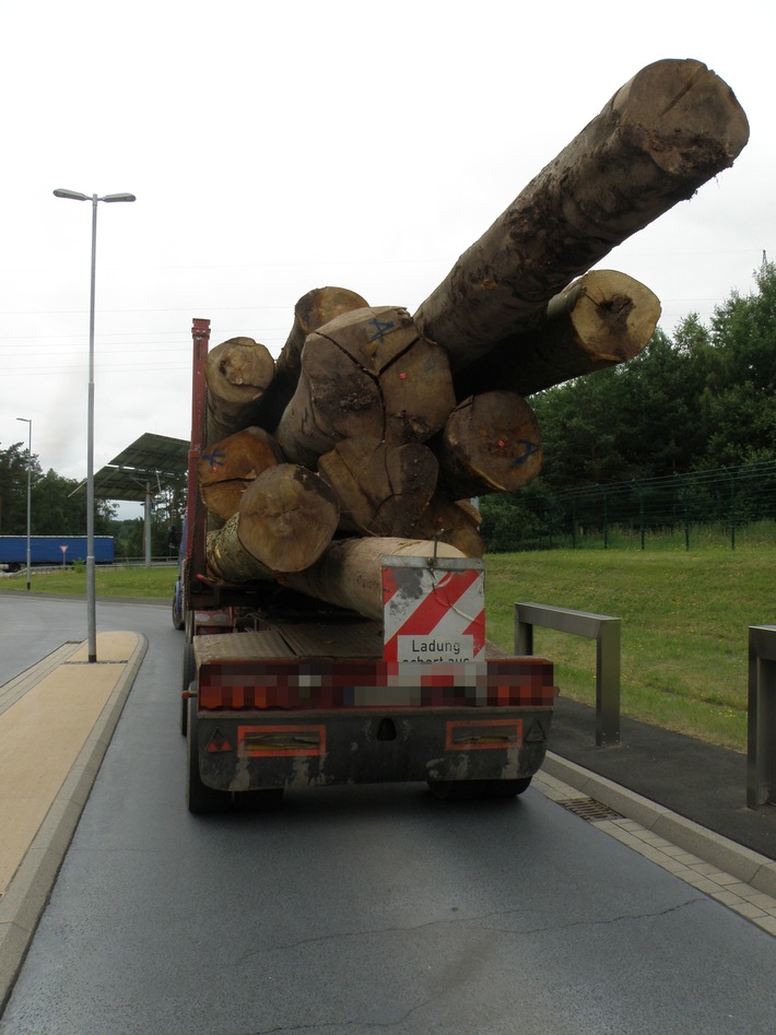 POL-MR: Ladung für zwei Transporter auf einem - Holzlaster völlig überladen
