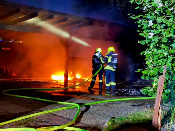 FW-OLL: Carport-Brand in der Parkstraße in Hude - Feuerwehr verhindert Übergreifen auf Wohnhaus (Grund für Update: Straße hinzugefügt)