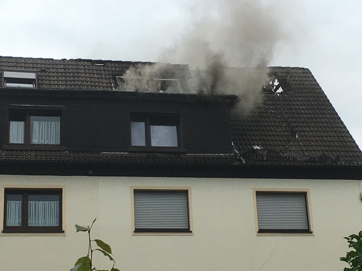 FW-LÜD: Dachstuhlbrand erfordert Großaufgebot der Feuerwehr