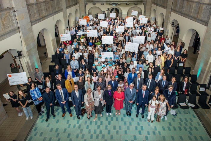 33.000 Schüler*innen hatten mit ihren Lehrkräften an der 11. Runde des Schulwettbewerbs zur Entwicklungspolitik teilgenommen. Rund 300 von ihnen nahmen stellvertretend die Ehrungen entgegen. (c) Engagement Global / Kolja Matzke / Weiterer Text über ots und www.presseportal.de/nr/117481 / Die Verwendung dieses Bildes für redaktionelle Zwecke ist unter Beachtung aller mitgeteilten Nutzungsbedingungen zulässig und dann auch honorarfrei. Veröffentlichung ausschließlich mit Bildrechte-Hinweis.