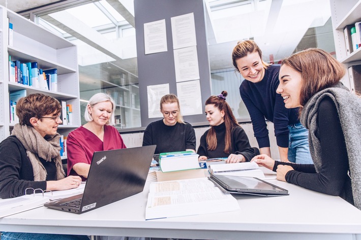 Stärkung der Spitzenpflege: Pflegestipendium der Eva Mayr-Stihl-Stiftung fördert Karrierepfade und Studium von Pflegeprofis im Klinikum Stuttgart