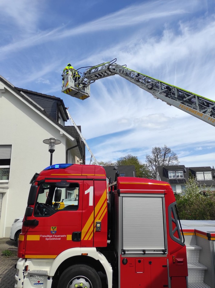 FW-EN: Feuerwehr rettet Arbeiter vom Dach