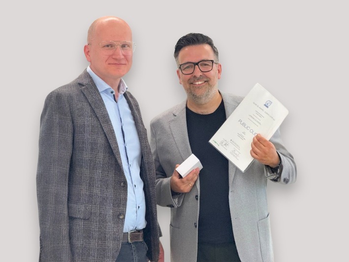 Martin Popp (l), Co-Leiter des Schweizer Olivenöl Panels und wissenschaftlicher Mitarbeiter am Institut für Lebensmittel- und Getränkeinnovation, und Bastian Jordan, Olivenbauer, Geschäftsführer der Jordan Olivenöl GmbH und Mitglied des Deutschen Olivenöl Panels. / Weiterer Text über ots und www.presseportal.de/nr/59565 / Die Verwendung dieses Bildes für redaktionelle Zwecke ist unter Beachtung aller mitgeteilten Nutzungsbedingungen zulässig und dann auch honorarfrei. Veröffentlichung ausschließlich mit Bildrechte-Hinweis.