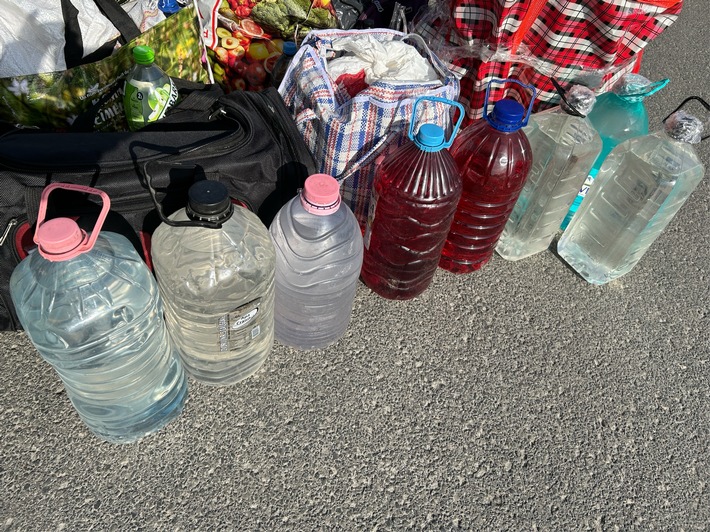 HZA-DA: Zoll durchleuchtet 70 Fahrzeuge - Zigaretten, Alkohol und mutmaßlich gefälschte Medikamente sichergestellt