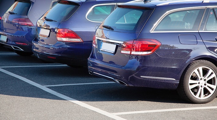 Mercedes befindet sich genau wie VW im Abgasskandal / Chance für getäuschte Mercedes Diesel Fahrer: Schadensersatz fordern und Geld zurück erhalten / Weiterer Text über ots und www.presseportal.de/nr/61631 / Die Verwendung dieses Bildes ist für redaktionelle Zwecke honorarfrei. Veröffentlichung bitte unter Quellenangabe: "obs/Hahn Rechtsanwälte PartG mbB"